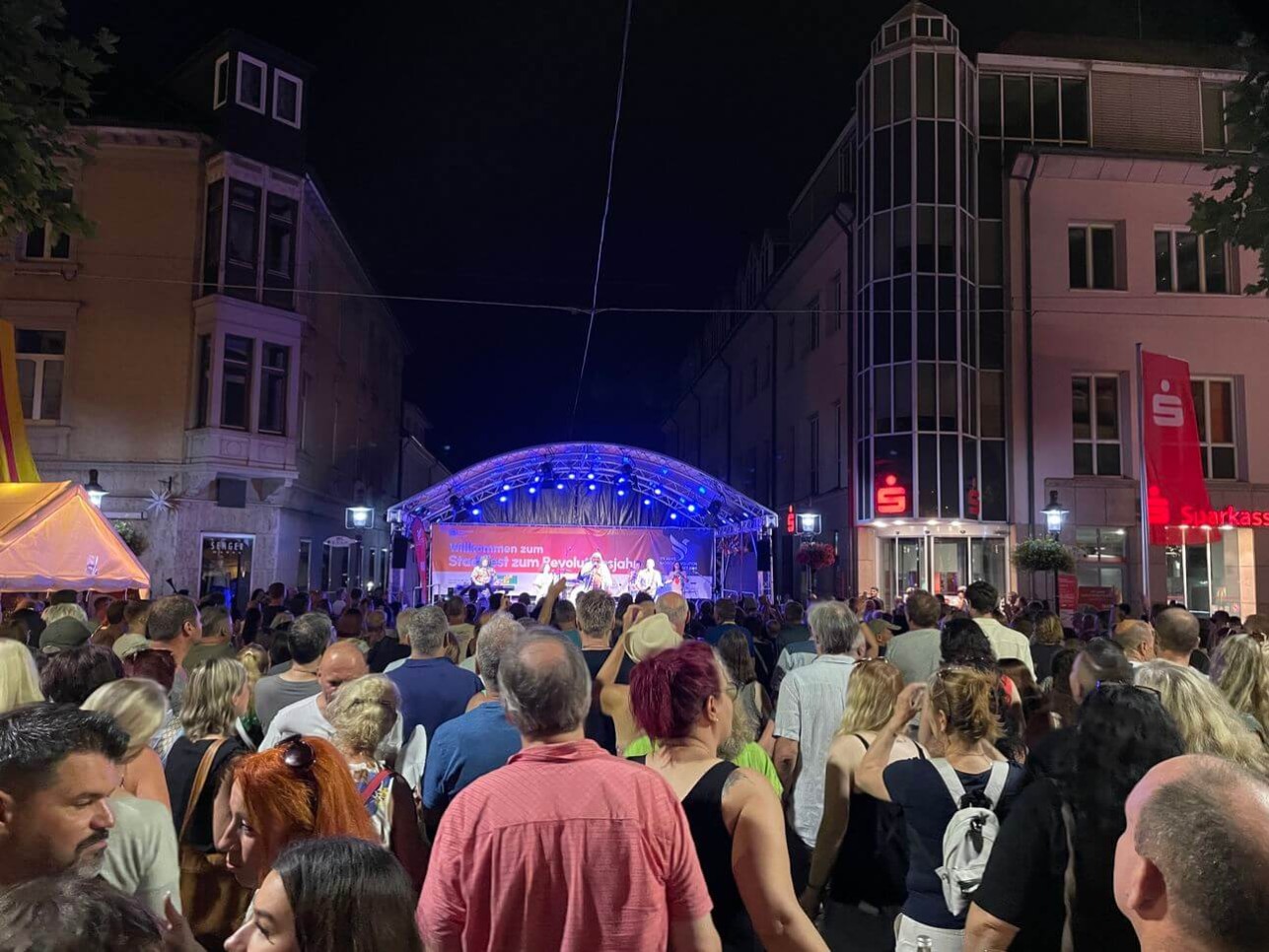 Menschen vor der Bühne am Abend